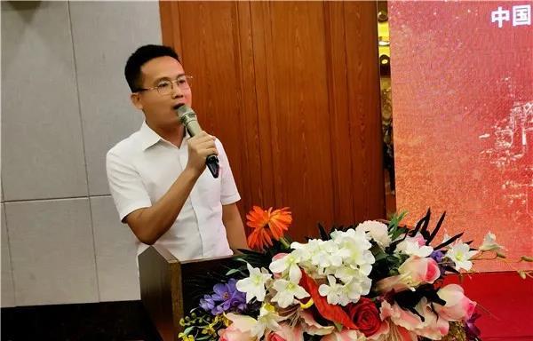 玉柴重工副总经理谢文辉主持新品发布会玉柴重工董事长严茂林在发布会