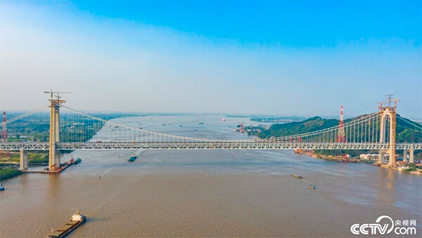 世界首座高速铁路悬索桥——五峰山长江大桥开通运营