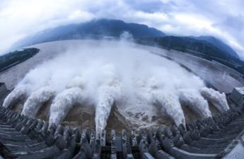 三峡水库在长江1号洪水期间最大削峰率约为34%,在长江2号洪水期间最大