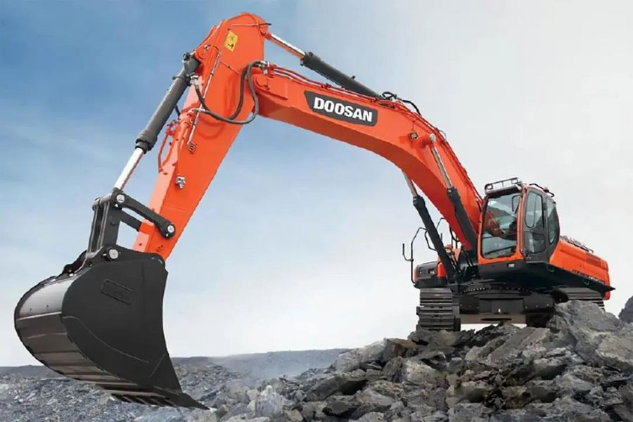 doosan infracore在中东市场上销售的50吨级大型挖掘机型号dx520lca