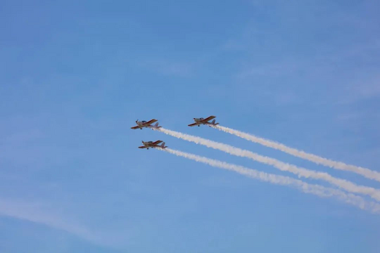 山河飞行表演队上演空中芭蕾