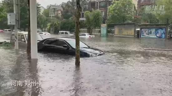 千年一遇的暴雨袭击郑州,社会各界和解放军在行动,工程机械成救援主要