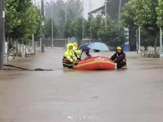 千年一遇的暴雨袭击郑州,社会各界和解放军在行动,工程机械成救援主要