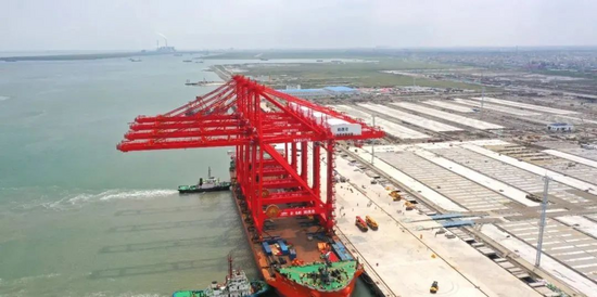 4台岸桥到岸,吕四港开港在即丨港口装卸机械