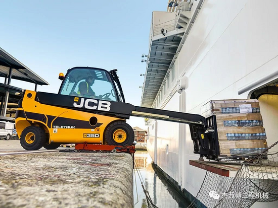 邮轮装卸大师——jcb 伸缩臂式叉车