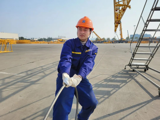 孟凡东骨子里不服输的00后钳工小将
