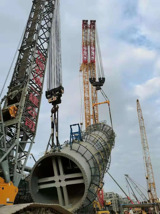 吊装重量约32000t4000吨履带吊在广东石化已完成24台千吨级塔器吊装