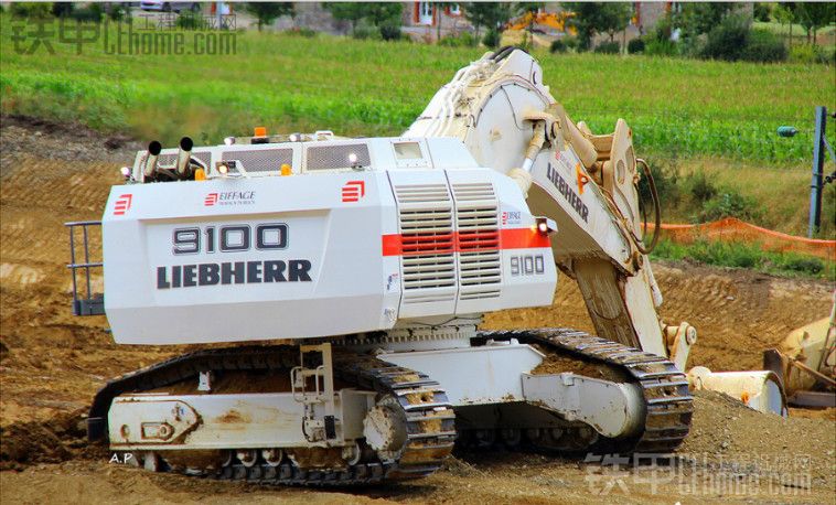很酷的 利勃海尔最新型白红配色 9100 矿山挖掘机