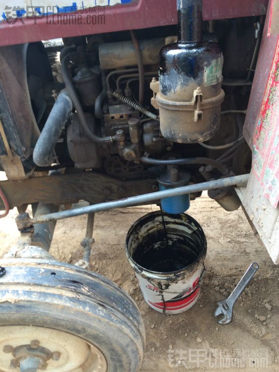 每次挖机换,有拖拉机也跟着换,反正挖掘机换下来的油也只能当废机油卖