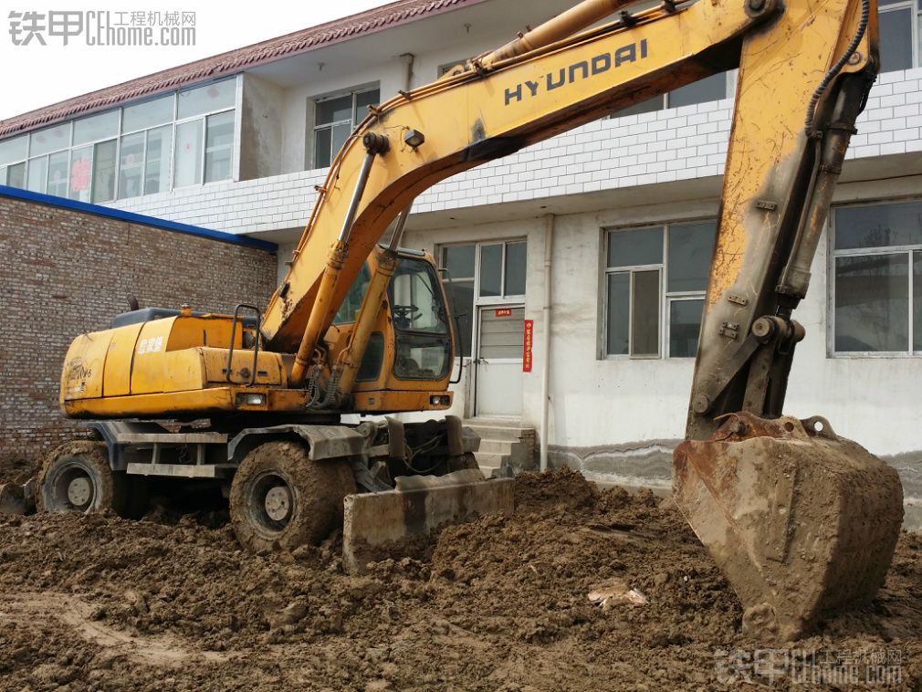 求购:60-80型(小挖掘机),220型挖掘机多台