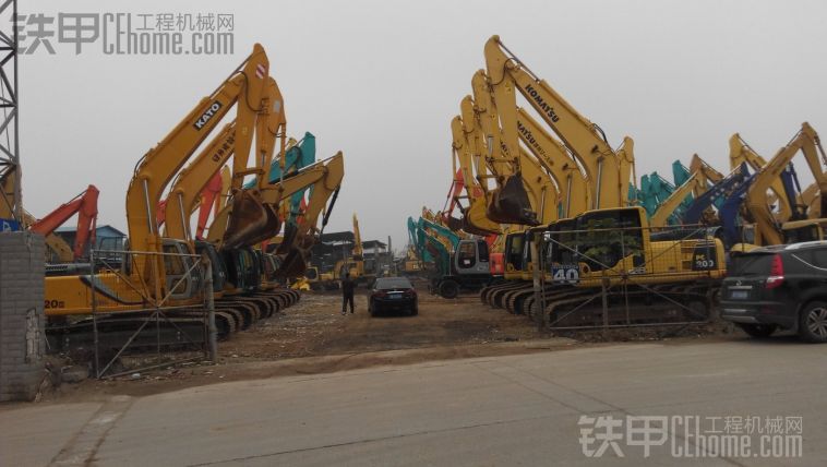 深圳凤凰二手挖机交易市场的挖机