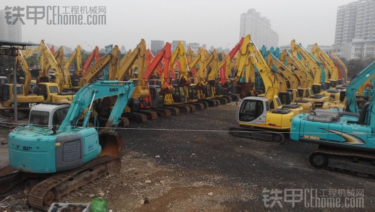 深圳凤凰二手挖机交易市场的挖机