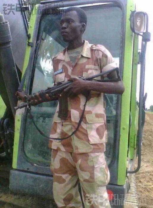 伊拉克招聘挖机驾驶员,月薪十万。