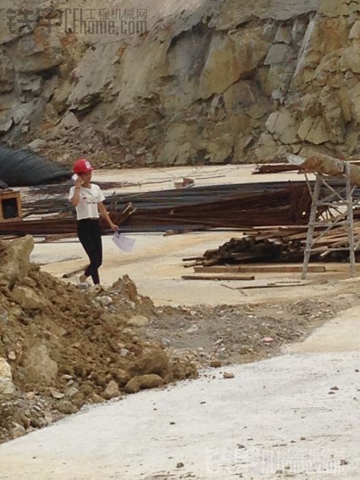 抓拍工地上的女资料员,这次应该没被发现吧