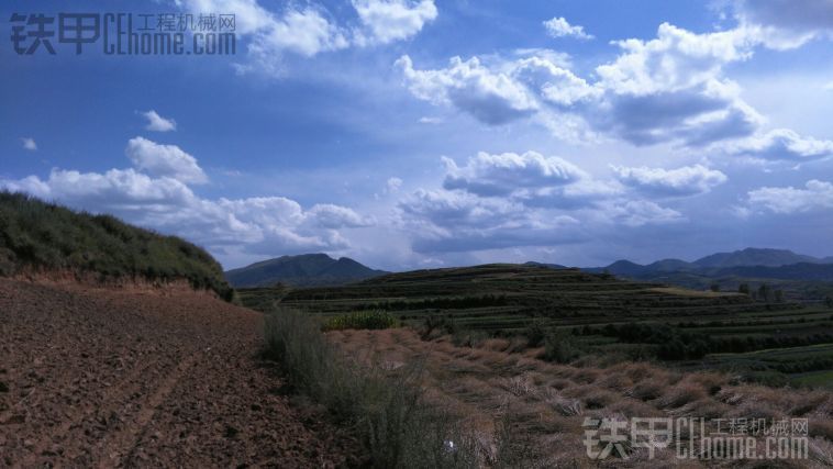苦逼啊,挖机没活干,在工地当小工