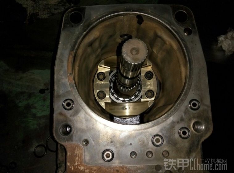 小松240-8液压泵分配阀大修