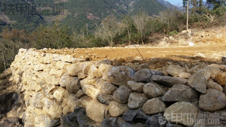 看过人工砌石头墙,来看看我用挖机砌的