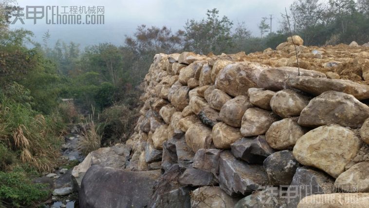 看过人工砌石头墙,来看看我用挖机砌的