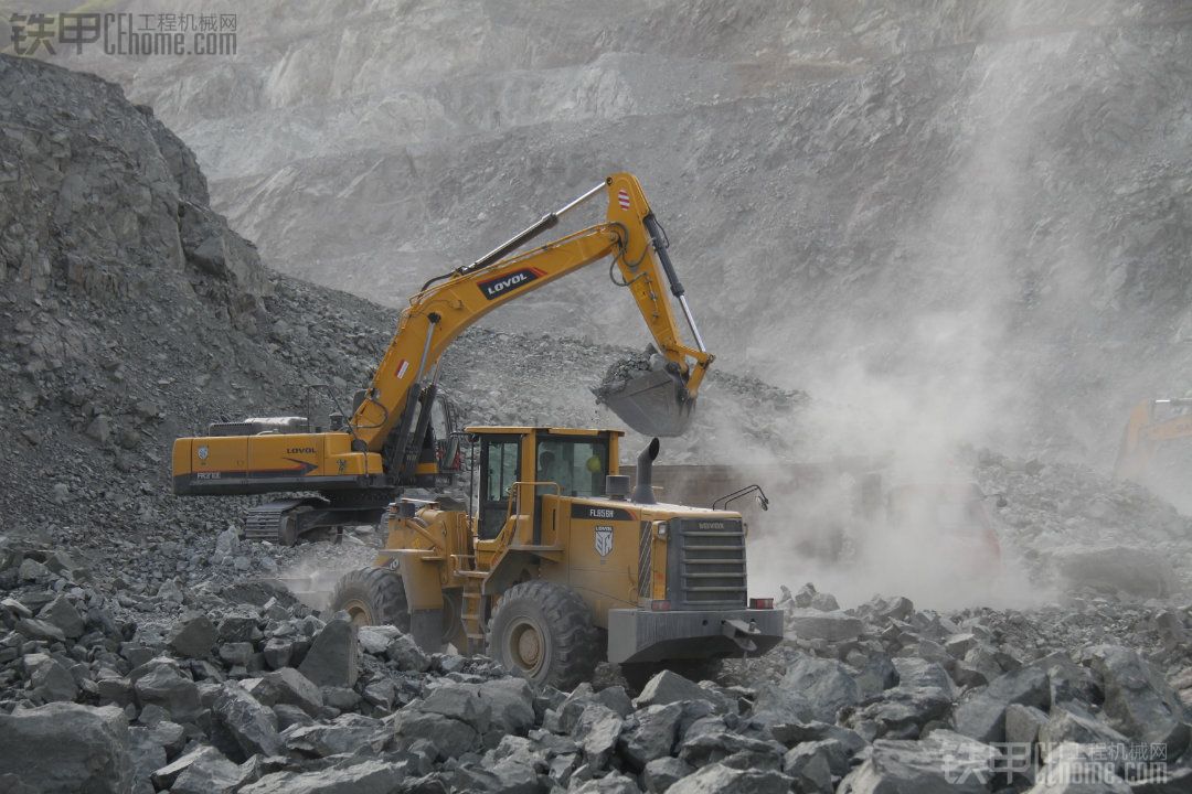 雷沃大型挖掘机助力矿山开采_铁甲工程机械论坛