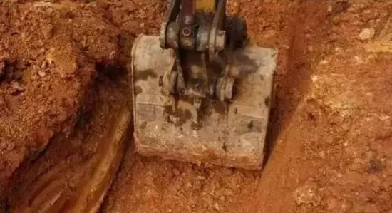 【操作技巧】挖掘机手必备的挖沟技巧秘籍!