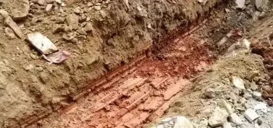 【操作技巧】挖掘机手必备的挖沟技巧秘籍!