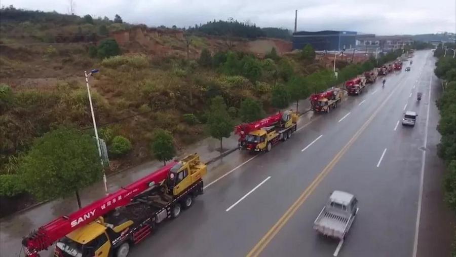 9台三一起重机霸气迎亲!地表最强婚车队