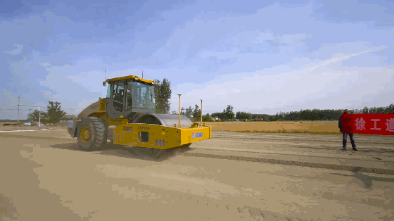 最强智能cp徐工无人驾驶压路机与平地机3d找平技术成功应用