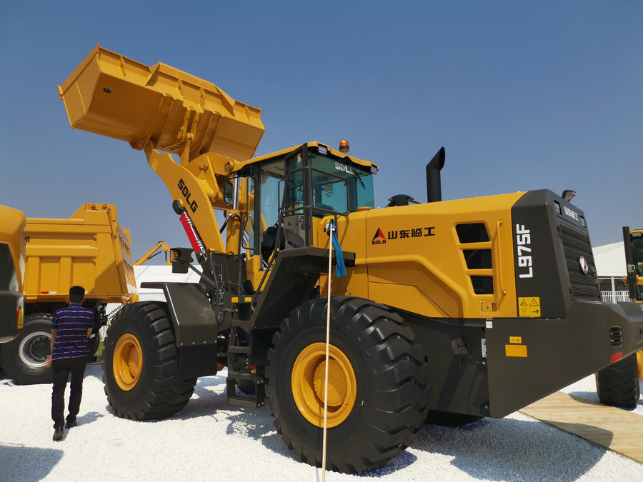 b877f挖掘装载机展会期间,2019山东临工"红色情"精准扶贫行动颁奖仪式