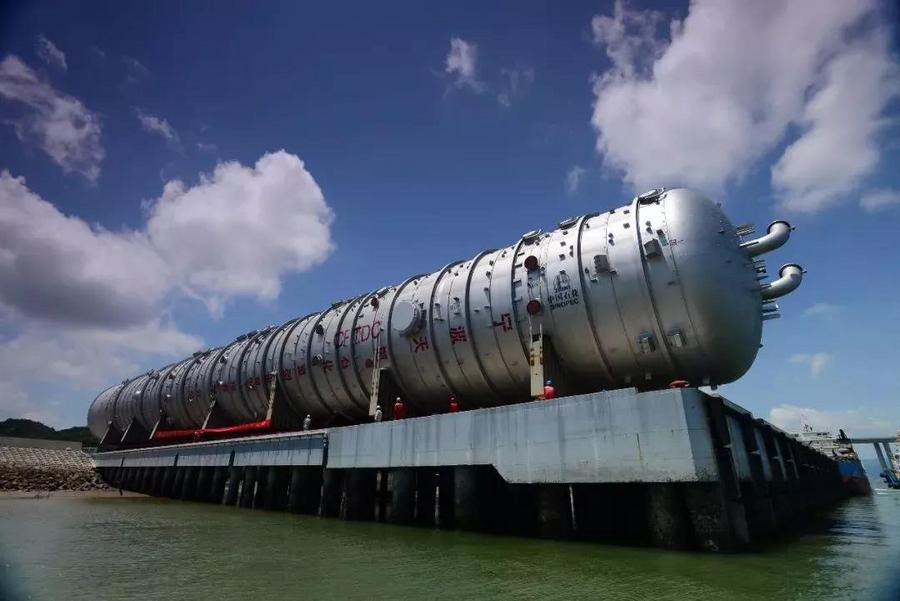 荣耀中国制造全球最大原油蒸馏塔一次吊装成功