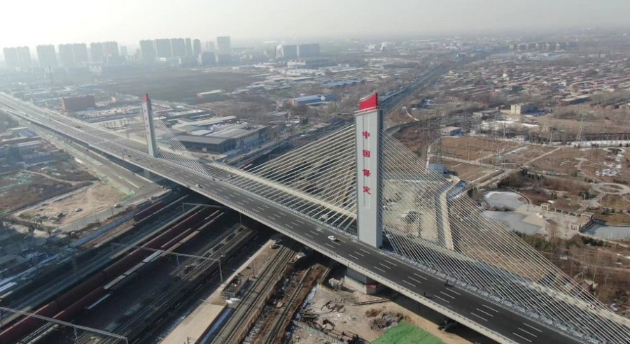 的控制性工程——跨保定南站转体斜拉桥于2019年7月30日凌晨成功转体