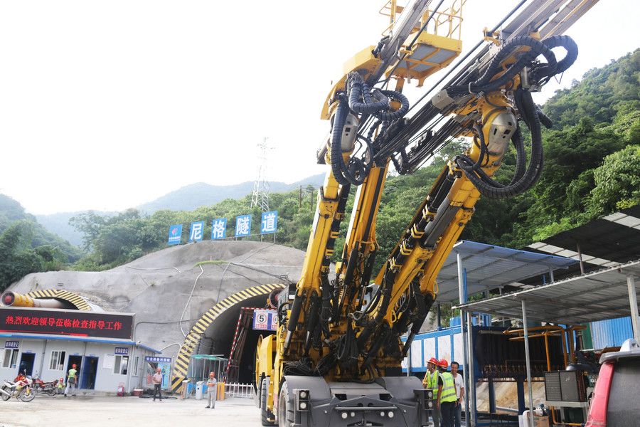 安百拓三臂凿岩台车在尼格隧道高温环境成功应用_铁甲工程机械网