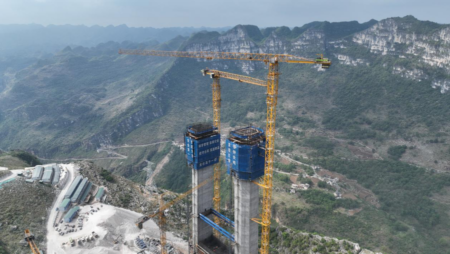 跨越“地球裂缝”！中联重科塔机傲立悬崖助建未来世界第一高桥