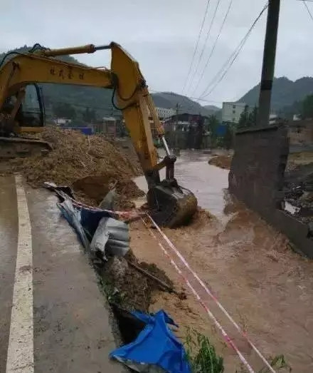 致敬！暴雨中的9张图星空体育App下载展现工程机械人无畏、大爱！(图3)