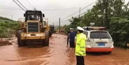 致敬！暴雨中的9张图星空体育App下载展现工程机械人无畏、大爱！(图9)