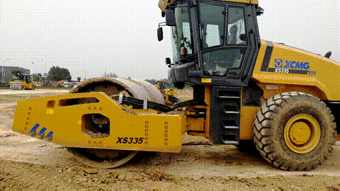 2017年,徐工无人驾驶压路机在几千余人的现场见证下进行施工作业