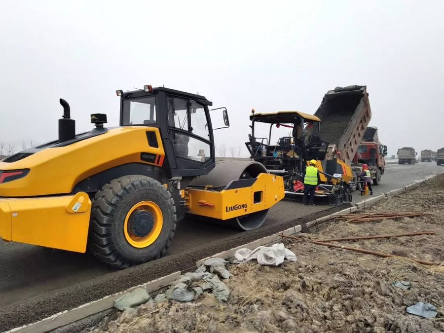 柳工e系列摊铺机一买就是两台 施工效果杠杠的