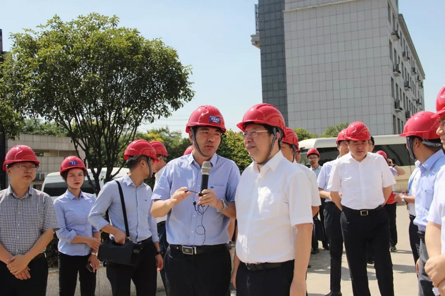 董事长刘国良向省委常委,市委书记胡衡华一行介绍星邦重工发展情况
