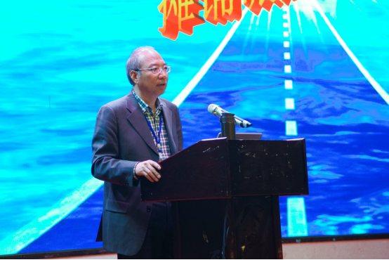 长安大学机械学院刘洪海教授作机场沥青道面摊铺压实技术的主题演讲