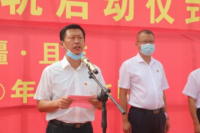 和若铁路且末段铺轨启动仪式现场,且末县党委书记徐凯正在致辞