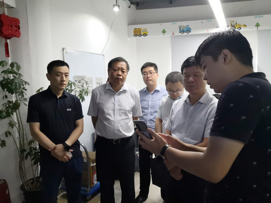 参观指导铁甲创始人兼ceo樊建设向对方介绍了工程机械行业的市场规模