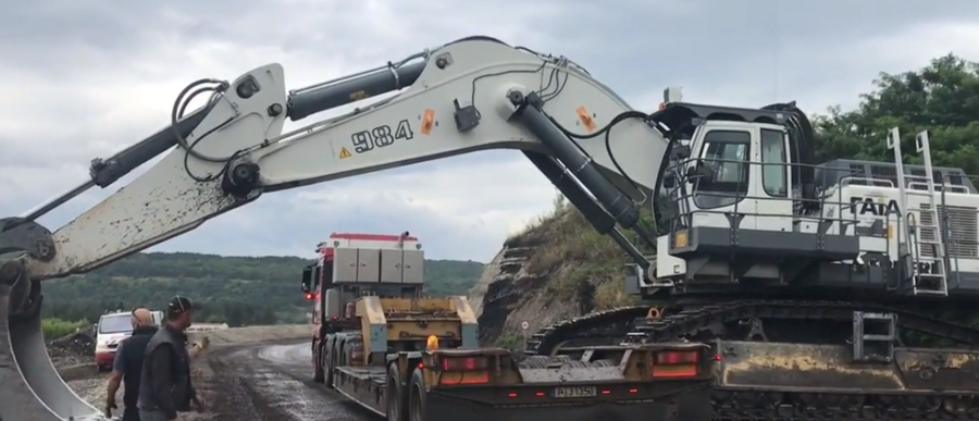 125噸的利勃海爾R984C挖掘機，大挖機轉運也是一項龐大工程