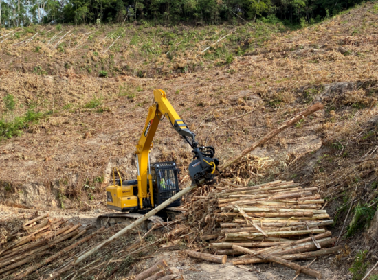 机械工业设计创新大赛大奖玉柴重工产品组作品"ycf135伐木机"具有砍倒