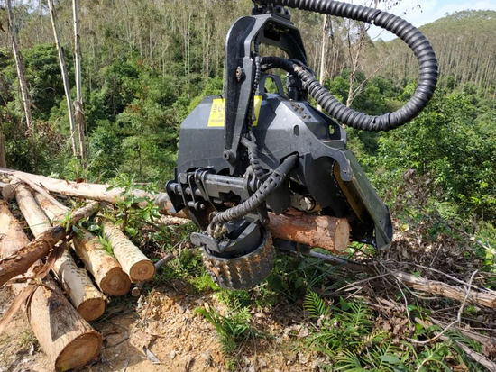 机械工业设计创新大赛大奖玉柴重工产品组作品"ycf135伐木机"具有砍倒