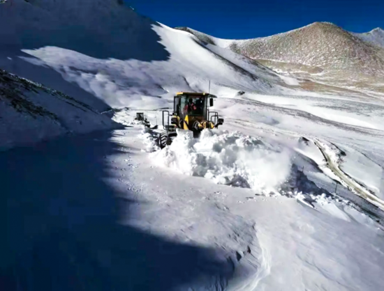山推裝載機助力西藏阿里公路積雪清理
