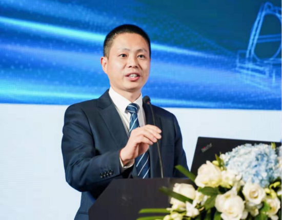 售后服务部总监徐正华致辞副总经理杨培勇宣读表彰决定"携手·同行"