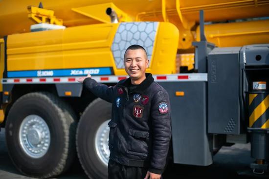 提车故事:师徒俩一起来提xca300重型吊车