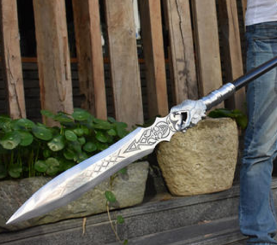 "刀枪剑戟擀面杖,斧钺钩叉大广锹;镗镰槊棒切菜刀,鞭锏锤抓ak47.