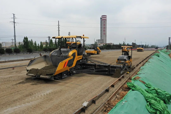柳工摊铺机走在前端各道路持续施工
