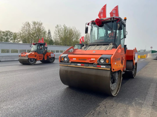 工地风采 | 悍马hd系列压路机 高效助力五峰山过江通道公路接线工程