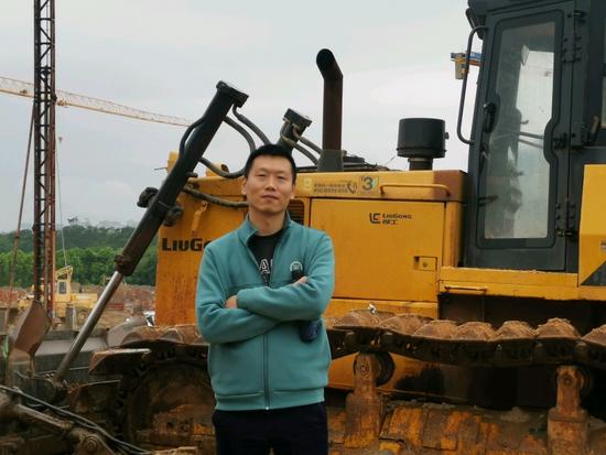三年连买9台柳工推土机，广西南宁许老板直呼相见恨晚！